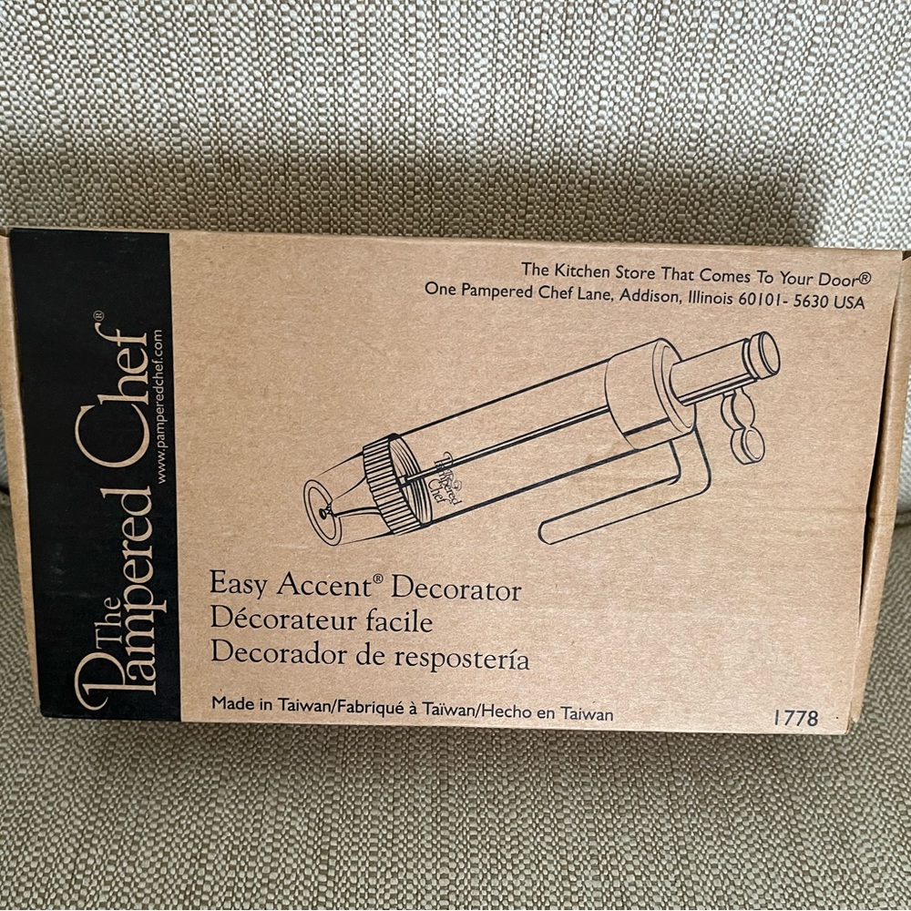 Pampered Chef Easy Accent Decorator in Brown Box